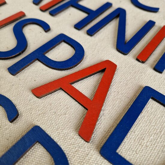 Montessori kustīgais alfabēts (lielie drukātie koka burti ) – Deemor Kids